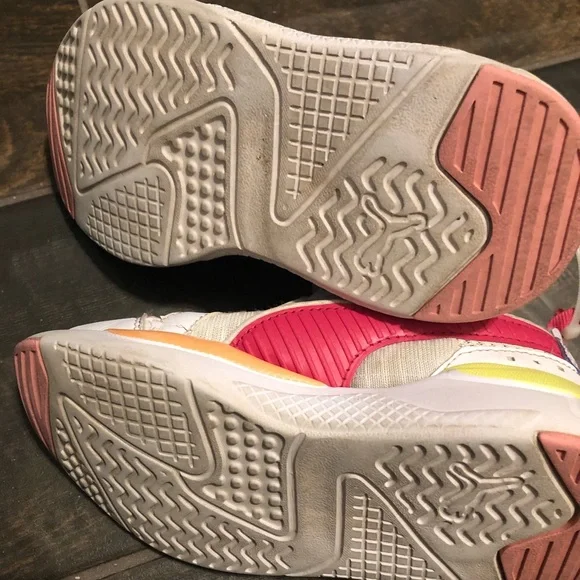 Girls Puma Sneakers - Picture 4 of 4